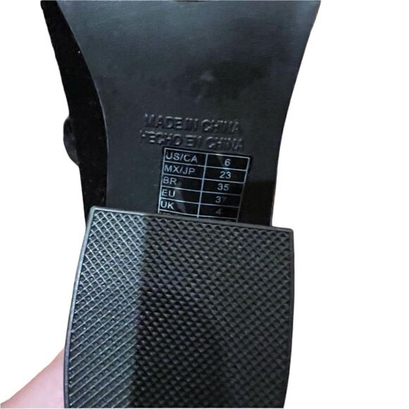 Forever 21 black velvet booties. Size 6‎ - Picture 2 of 8